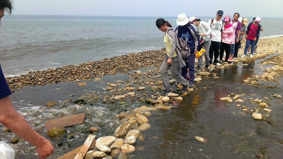 3.同心協力度過溪流出海口