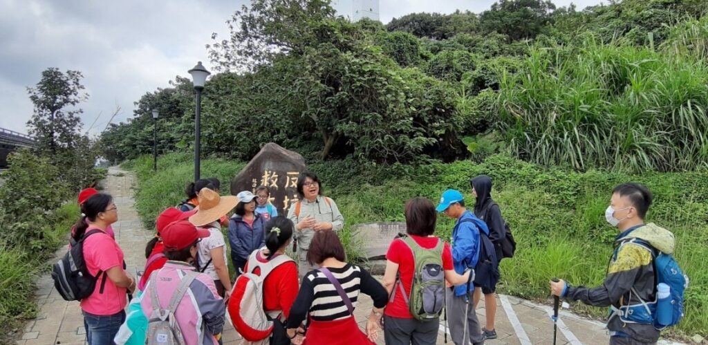 4.在太平村反垃圾抗爭的石碑前聆聽抗爭的歷史